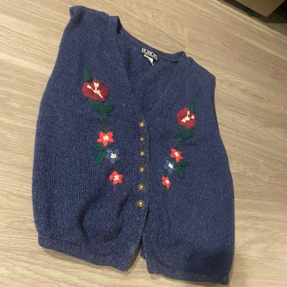 ✨ 80’s Vintage Embroidered Floral Button-Front Sweater Vest ✨ - Picture 2 of 5
